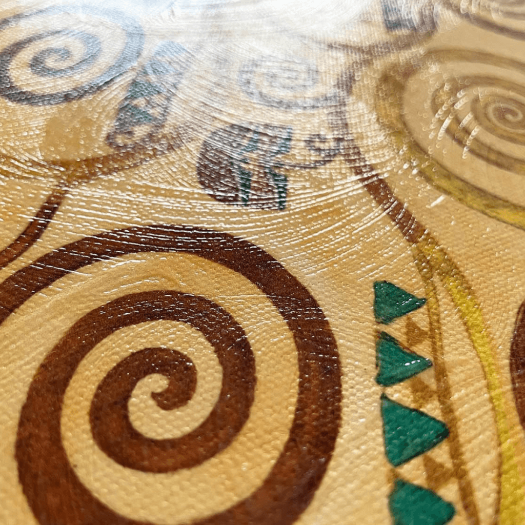 Détail du tableau arbre de vie Klimt avec relief et texture toile