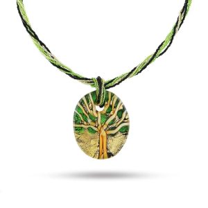 zoom sur la médaille arbre de vie en verre de Murano teintes vert et jaune