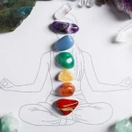 Pierres naturelles représentant les 7 chakras