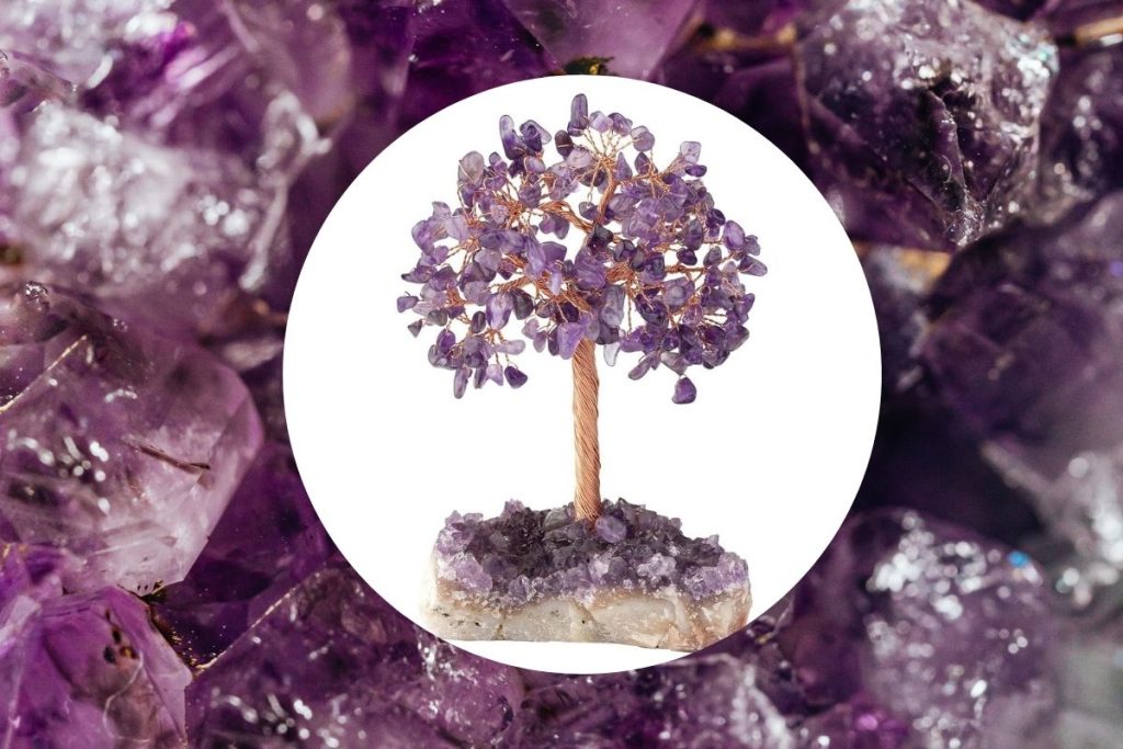 Arbre de vie en améthyste sur un fond de pierres violettes, pour illustrer sa signification