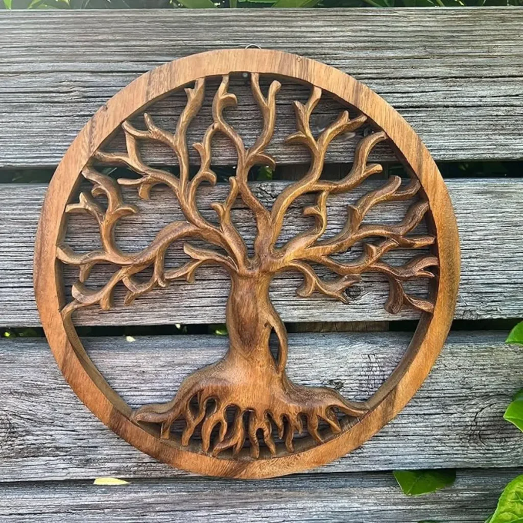 Arbre de vie en bois de style viking accroché sur un mur