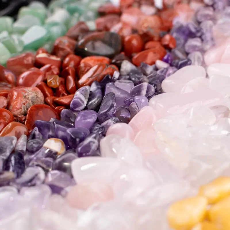 Mélange de gemmes : aventurine verte, jaspe rouge, améthyste violette, quartz rose et citrine jaune