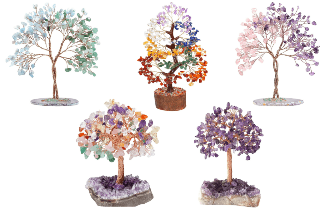 Sélection exclusive de cinq arbres de vie en pierres naturelles : 7 chakras, améthyste, quartz rose et aventurine sur socles en géode et bois.