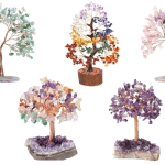 Sélection exclusive de cinq arbres de vie en pierres naturelles : 7 chakras, améthyste, quartz rose et aventurine sur socles en géode et bois.